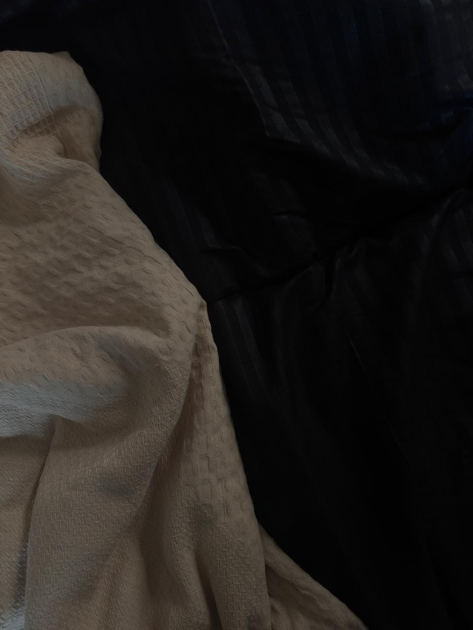 عرض الـ Set الاسترايب الكامل ( لحاف صيفى - ملايه -كوفرته ) لوم اسود