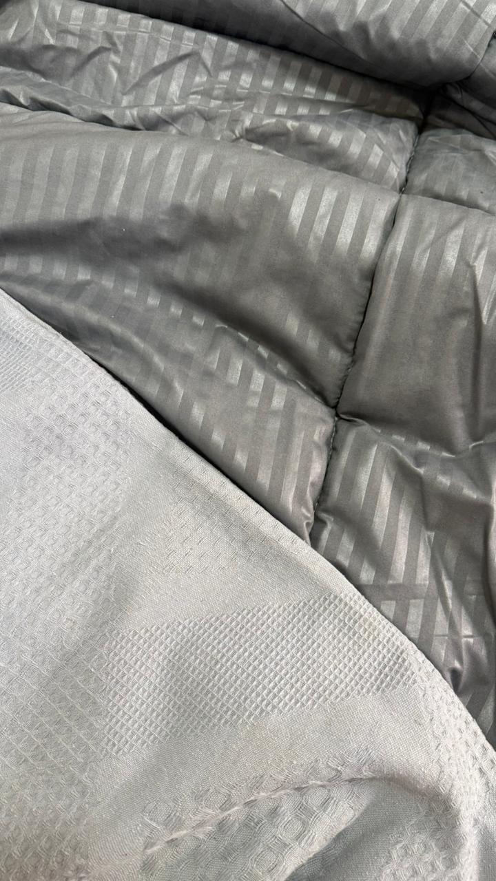 عرض الـ Set الاسترايب الكامل ( لحاف صيفى - ملايه -كوفرته ) لون جراي غامق